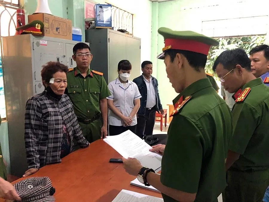 Cơ quan điều tra công bố lệnh bắt giam bà Thông Thị Đinh. Ảnh: NY Cơ quan điều tra công bố lệnh bắt giam bà Thông Thị Đinh. Ảnh: NY