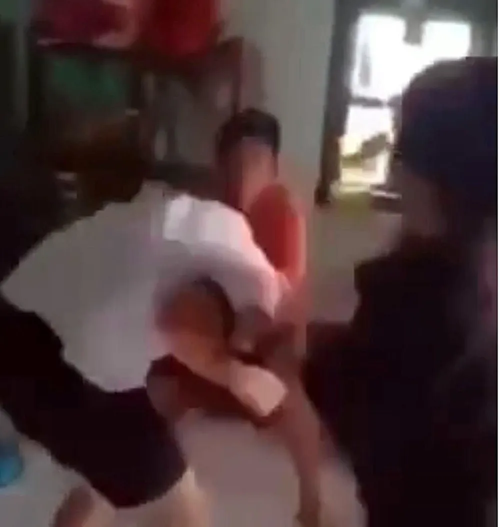 Em T bị 5 học sinh đánh đập dã man. Ảnh cắt từ clip.