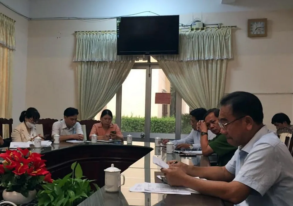 Ông Mai Văn Vụ (bìa phải) chủ trì cuộc họp. Ảnh: BB