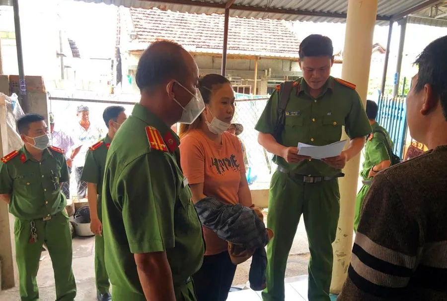 Cơ quan điều tra đọc lệnh bắt giam Yên. Ảnh PC. Cơ quan điều tra đọc lệnh bắt giam Yên. Ảnh PC.