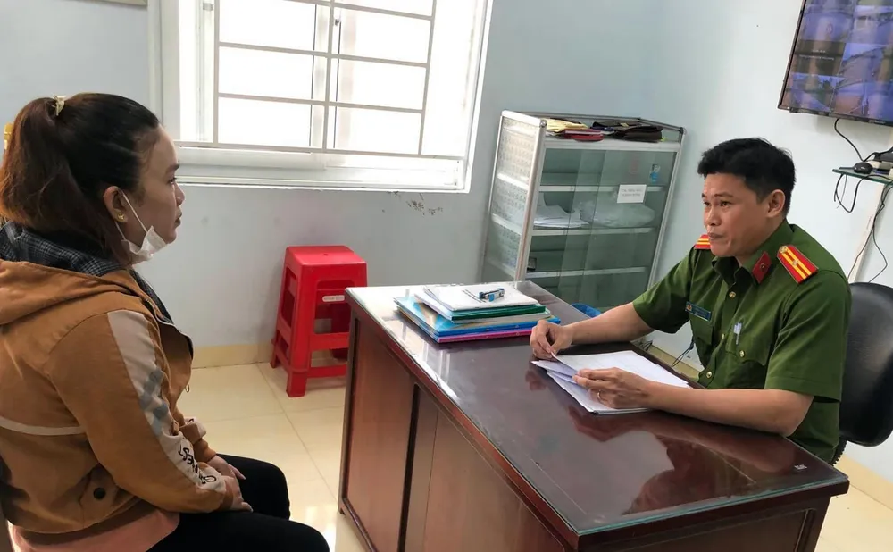 Điều tra viên làm việc với Yên. Ảnh PC. Điều tra viên làm việc với Yên. Ảnh PC.