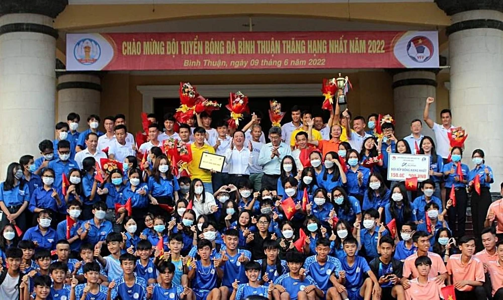 Đội bóng Bình Thuận được chào đón nồng nhiệt sau khi thăng hạng.