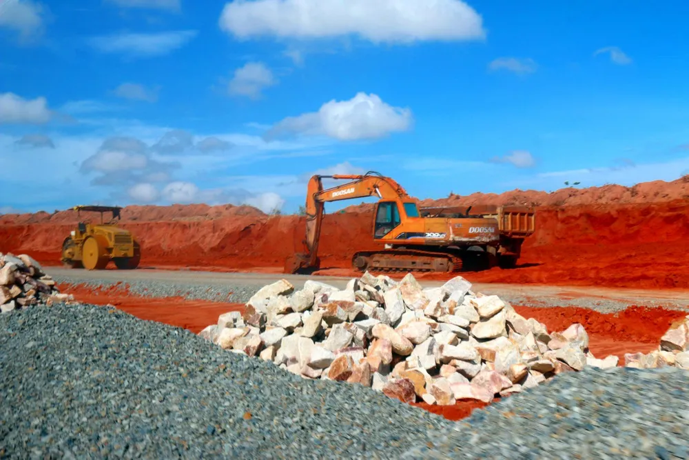 Bàn giao mặt bằng còn chậm nên ảnh hưởng tiến độ thi công.