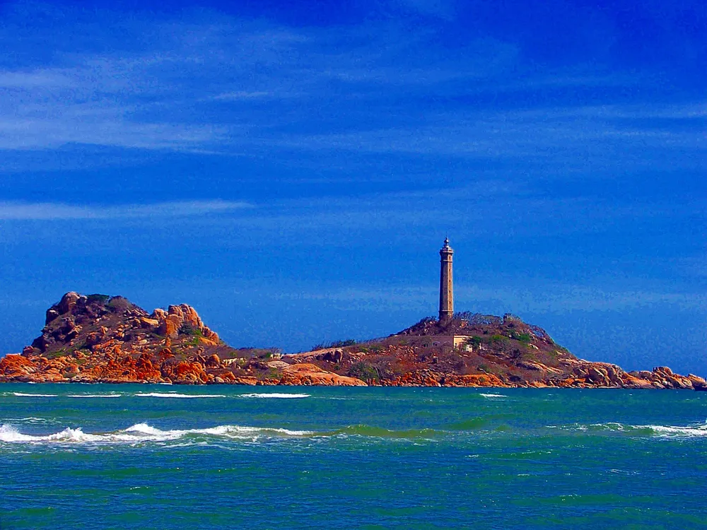 Hai đường giao nhau gần Hải đăng Kê Gà, một thắng cảnh tuyệt đẹp tại Bình Thuận.