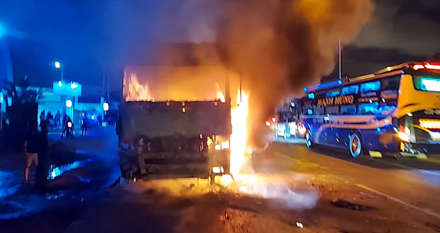 Cabin xe bồn bị thiêu rụi hoàn toàn. Ảnh: PĐ