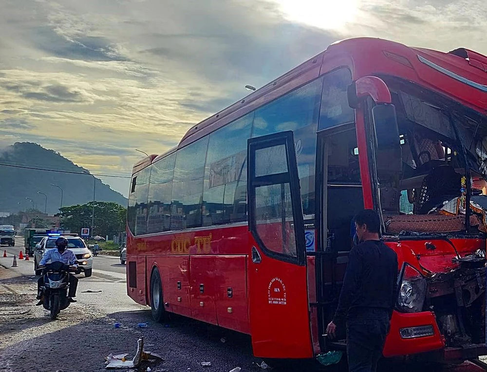 Xe khách Cúc Tư tông vào đuôi xe bồn tại hiện trường. Ảnh: PĐ