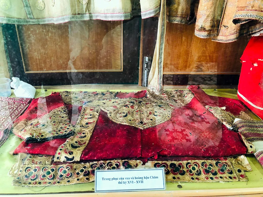 Do thời gian một số trang phục của Hoàng tộc đã xuống cấp.