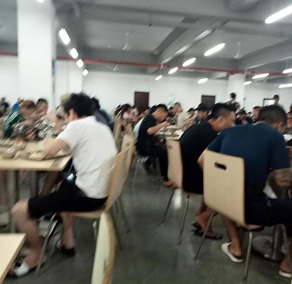 Buổi ăn trưa tập thể của lao động Việt tại một công ty game online ở Campuchia. Buổi ăn trưa tập thể của lao động Việt tại một công ty game online ở Campuchia.