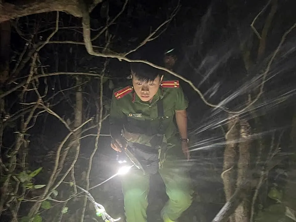 Lực lượng tìm kiếm đã trắng đêm truy tìm nhiều nơi nhưng vẫn bất thành. Lực lượng tìm kiếm đã trắng đêm truy tìm nhiều nơi nhưng vẫn bất thành.