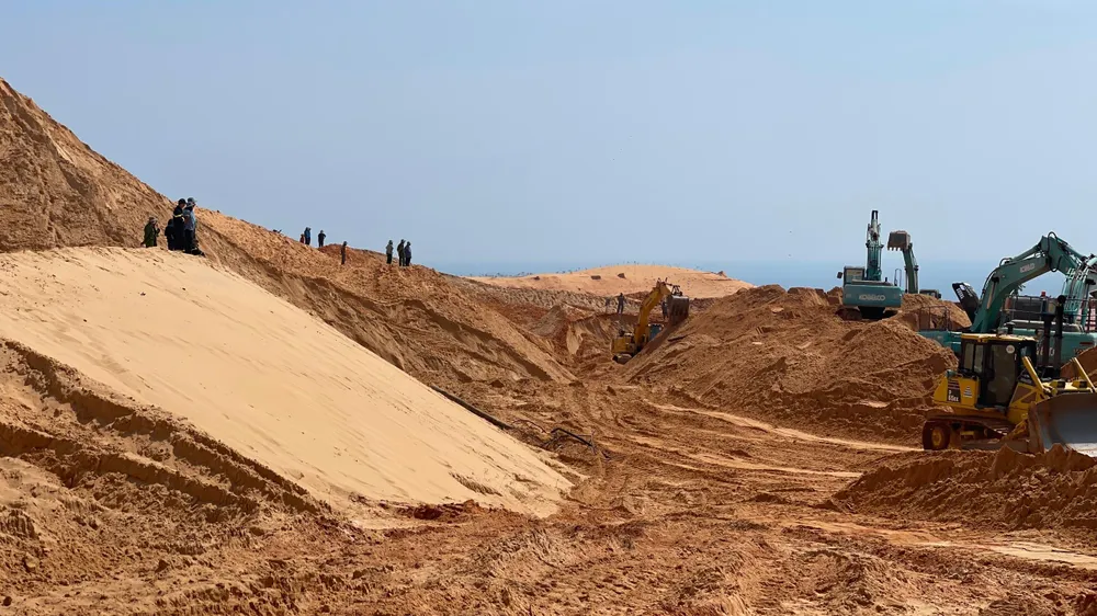 Lực lượng tìm kiếm vẫn đang nỗ lực đào bới, tìm kiếm. Ảnh: PĐ