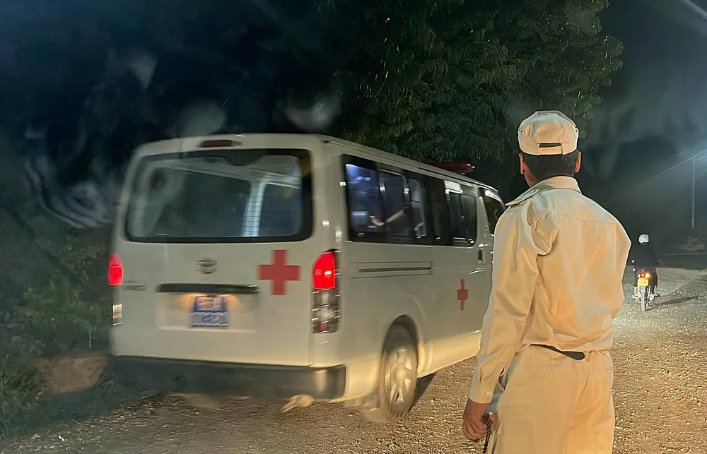 Thi thể công nhân được đưa về khám nghiệm pháp y tử thi.