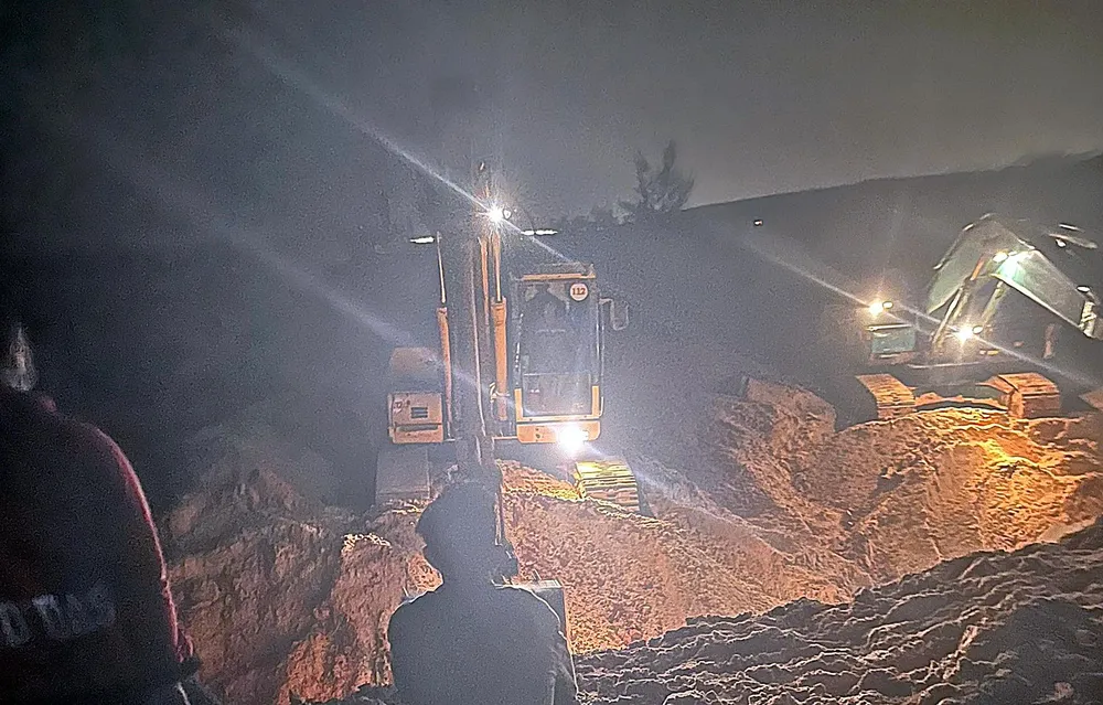 Hàng chục cơ giới tham gia đào bới trắng đêm nhưng vẫn chưa phát hiện ba công nhân bị vùi lấp. Ảnh PĐ.
