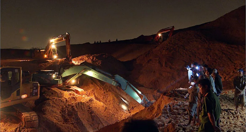 Trời tối, địa hình phức tạp nên tìm kiếm khó khăn.