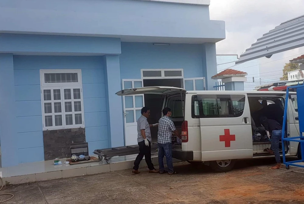 Thi thể nạn nhân Nguyễn Văn Tùng được đưa về khám nghiệm sáng 17-10. Ảnh PĐ. Thi thể nạn nhân Nguyễn Văn Tùng được đưa về khám nghiệm sáng 17-10. Ảnh PĐ.