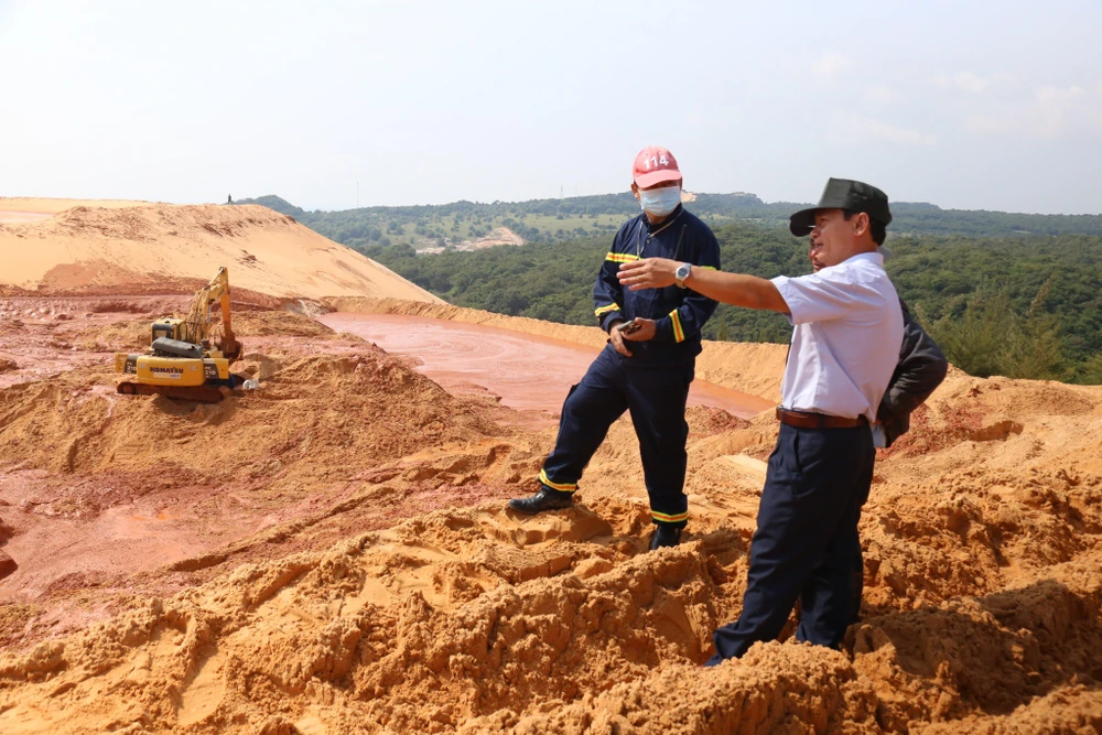 Ông Trần Ngọc Diệp (áo trắng), Chủ tịch UBND huyện Hàm Thuận Nam tại hiện trường chiều 17-10. Ảnh PĐ Ông Trần Ngọc Diệp (áo trắng), Chủ tịch UBND huyện Hàm Thuận Nam tại hiện trường chiều 17-10. Ảnh PĐ