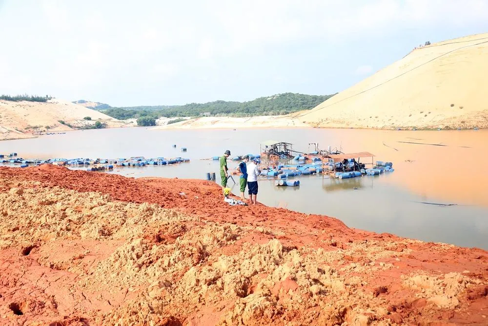 Hồ nước nơi tìm được thi thể công nhân Nguyễn Văn Tùng sáng 17-10. Ảnh: PĐ Hồ nước nơi tìm được thi thể công nhân Nguyễn Văn Tùng sáng 17-10. Ảnh: PĐ
