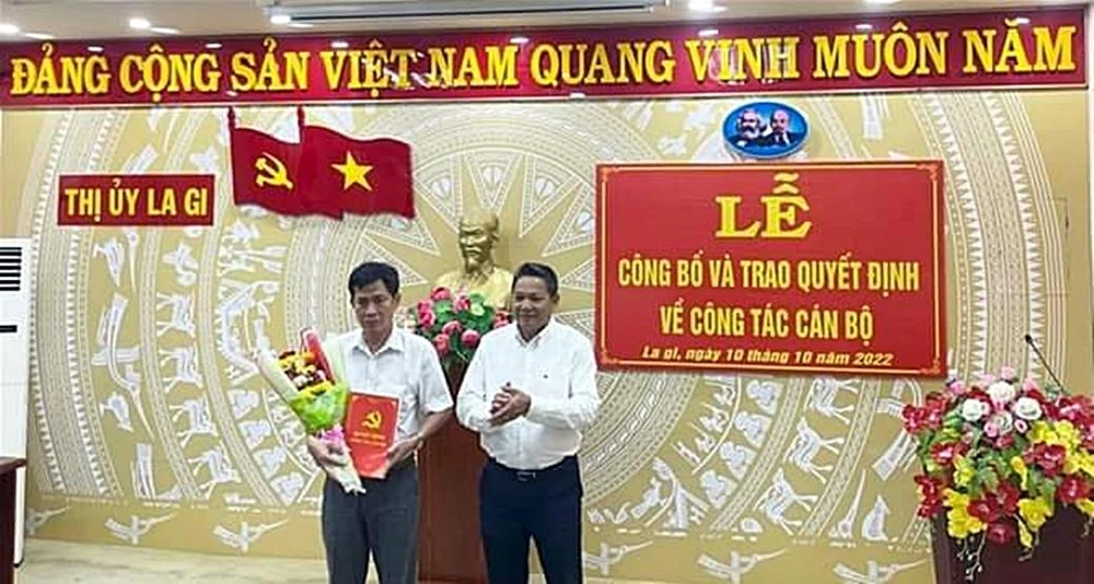 Ông Phạm Văn Nam (phải) trao quyết định điều động cho ông Trần Thanh Quế.