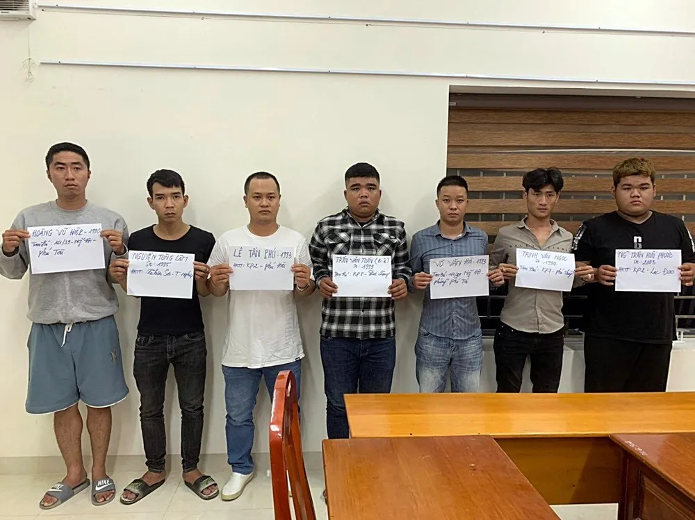 Nhóm tín dụng đen tại cơ quan điều tra. Ảnh PĐ.