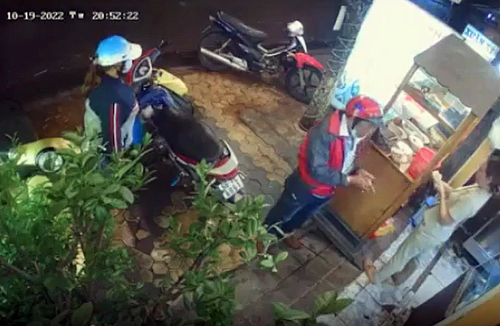 Cặp đôi tráo tiền đêm 19-10 tại một xe bán bánh mì ở Phan Thiết. Ảnh cắt từ camera.