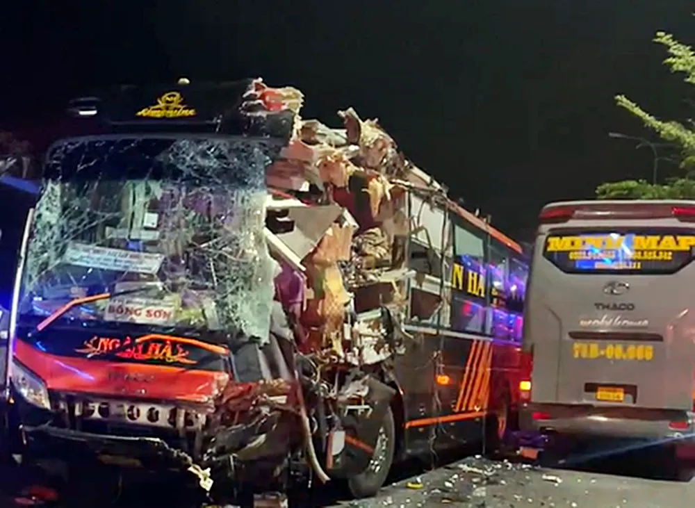 Hai trong số bốn xe khách tại hiện trường. Ảnh: PP Hai trong số bốn xe khách tại hiện trường. Ảnh: PP