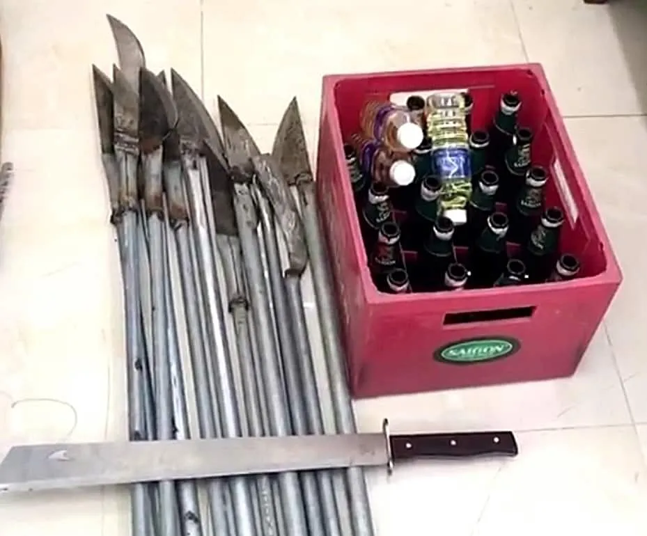 Số hung khí và bom xăng tự chế. Số hung khí và bom xăng tự chế.