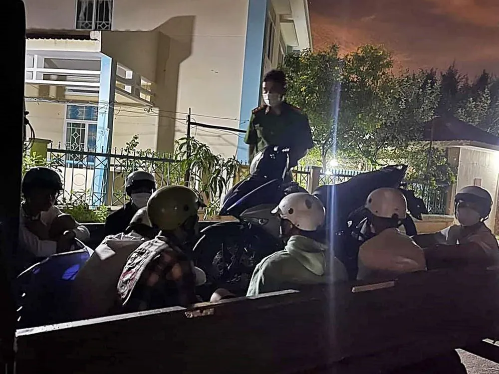 Nhóm thanh thiếu niên được cảnh sát đưa về trụ sở. Ảnh PĐ. Nhóm thanh thiếu niên được cảnh sát đưa về trụ sở. Ảnh PĐ.