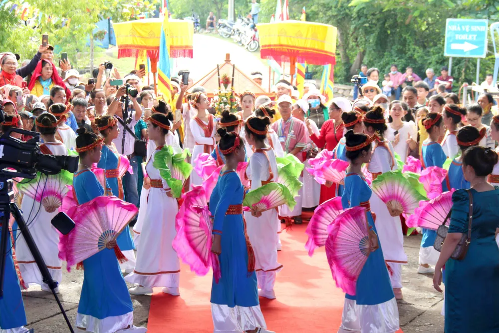 Rực rỡ điệu múa quạt dân tộc Chăm.
