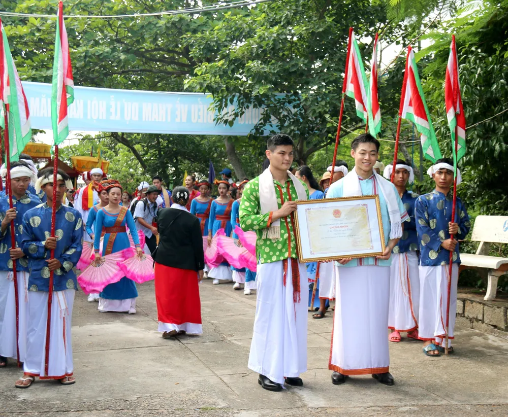 Rước chứng nhận di sản văn hóa phi vật thể quốc gia.