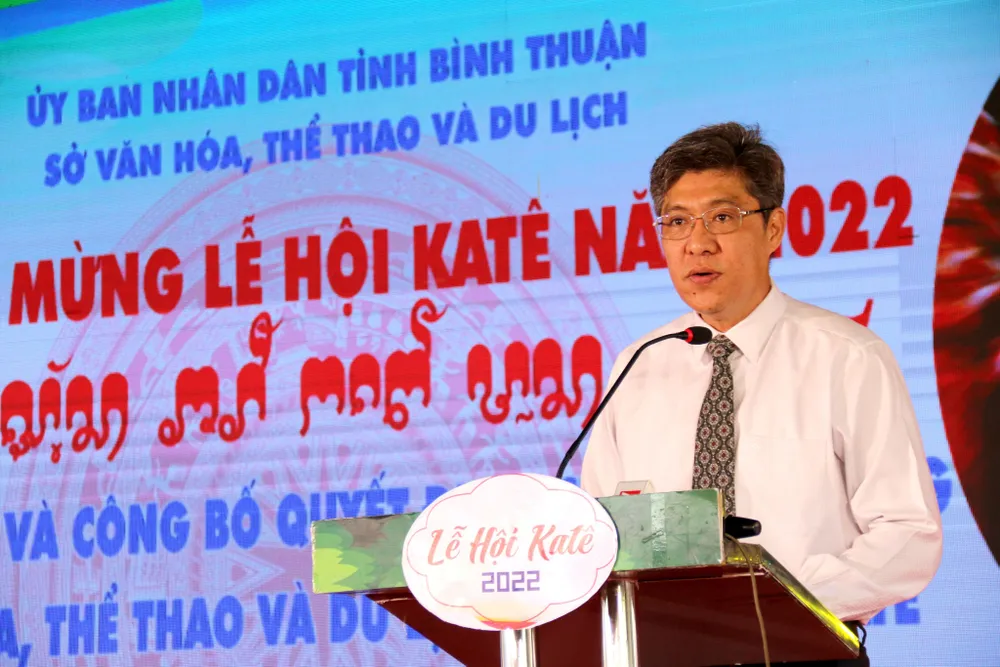 Ông Nguyễn Minh, Phó Chủ tịch UBND tỉnh Bình Thuận công bố quyết định của Bộ trưởng VHTT&amp;DL.