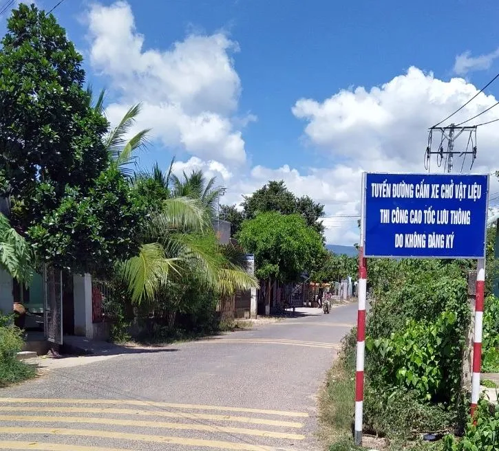 Riêng huyện Hàm Thuận Bắc để ngăn chặn những đoàn xe ben quá khổ quá tải vận chuyển vật liệu thi công cao tốc, người dân đã cắm 15 bảng cấm xe ở 15 tuyến đường.