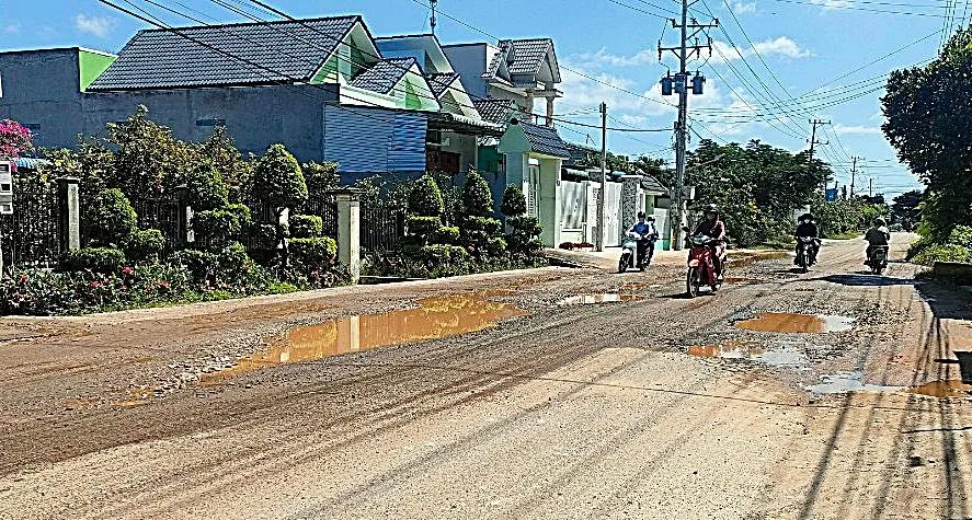 Một đoạn đường đầy &quot;ổ trâu, ổ voi&quot; ở Hàm Thuận Nam. Ảnh PN.