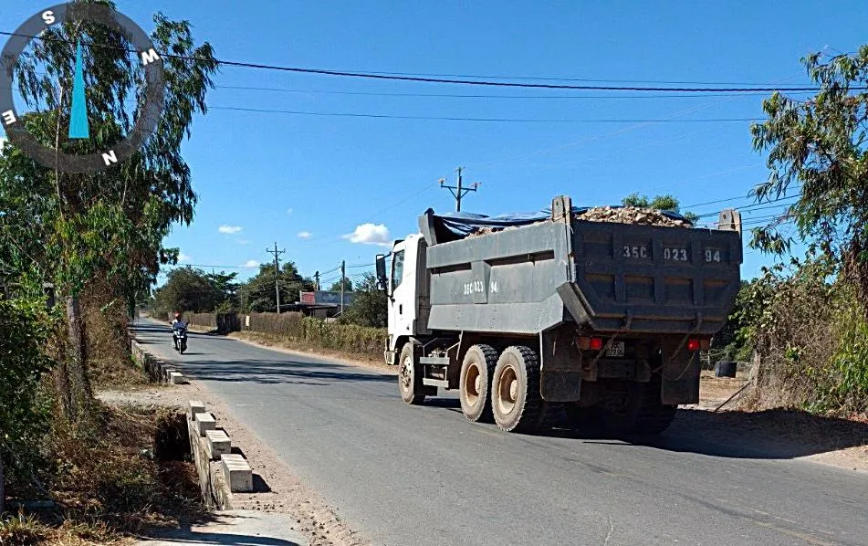 Các xe ben đều cơi nới chở đất đá quá tải. Ảnh PN.