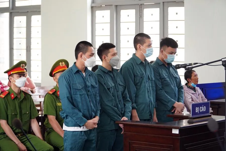 Bốn bị cáo nghe tuyên án. Bốn bị cáo nghe tuyên án.