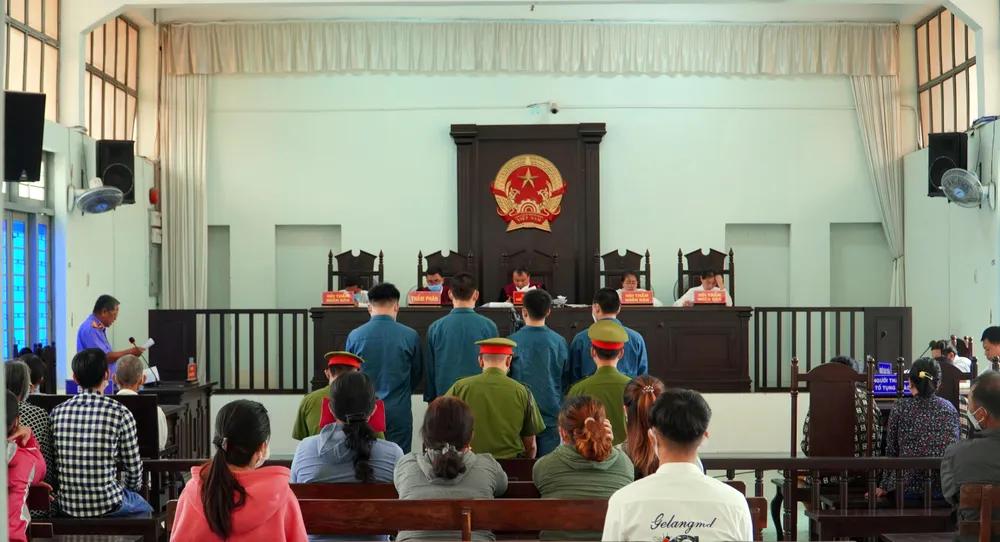 Quang cảnh phiên tòa. Quang cảnh phiên tòa.