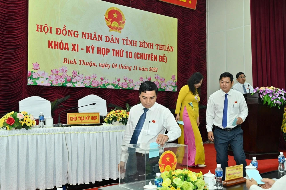 Các đại biểu bỏ phiếu trong kỳ họp. Ảnh: ĐH