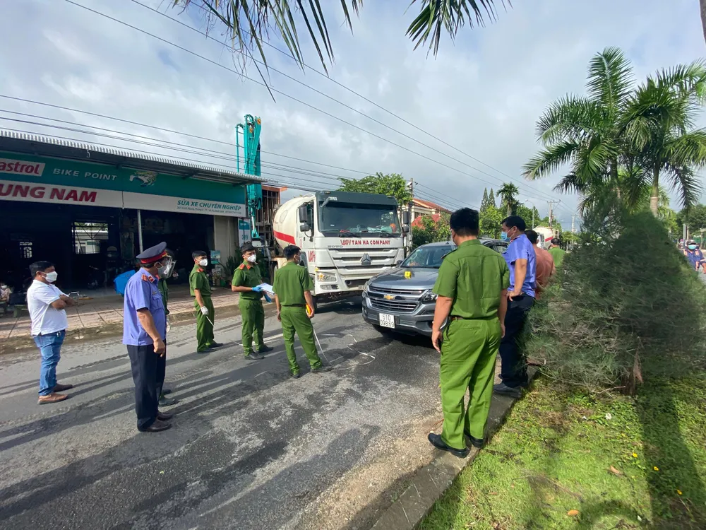 Vụ chặn xe kéo dài khiến bê tông trong xe và sàn nhà hư hỏng.