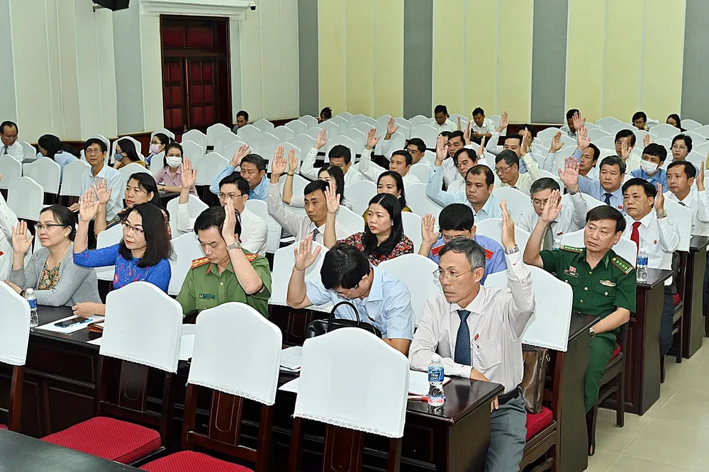 40/40 đại biểu thống nhất miễn nhiệm chức vụ đối với ông Lê Tuấn Phong. Ảnh: ĐH.