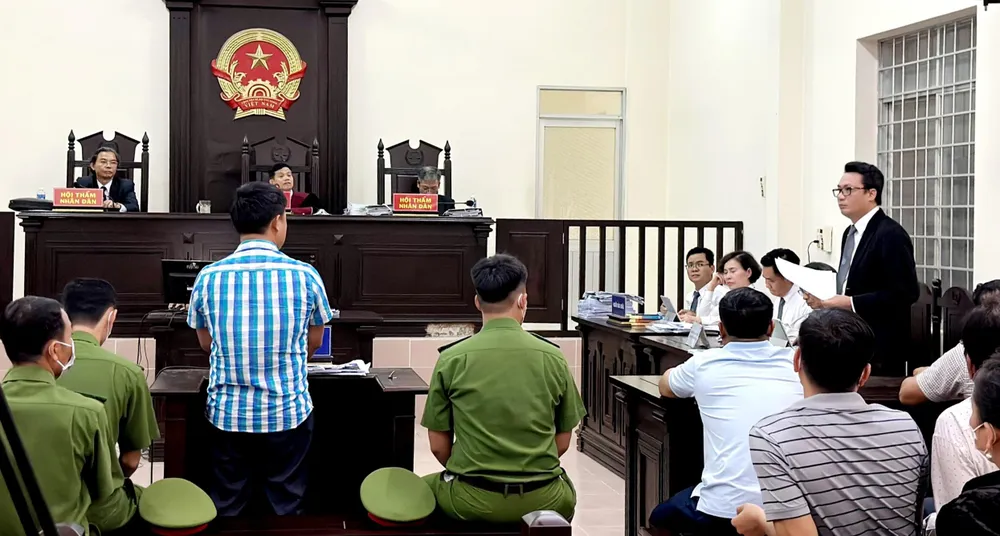 Luật sư Nguyễn Văn Quynh thẩm vấn bị cáo trong phiên tòa sơ thẩm lần 3 ngày 27-10.