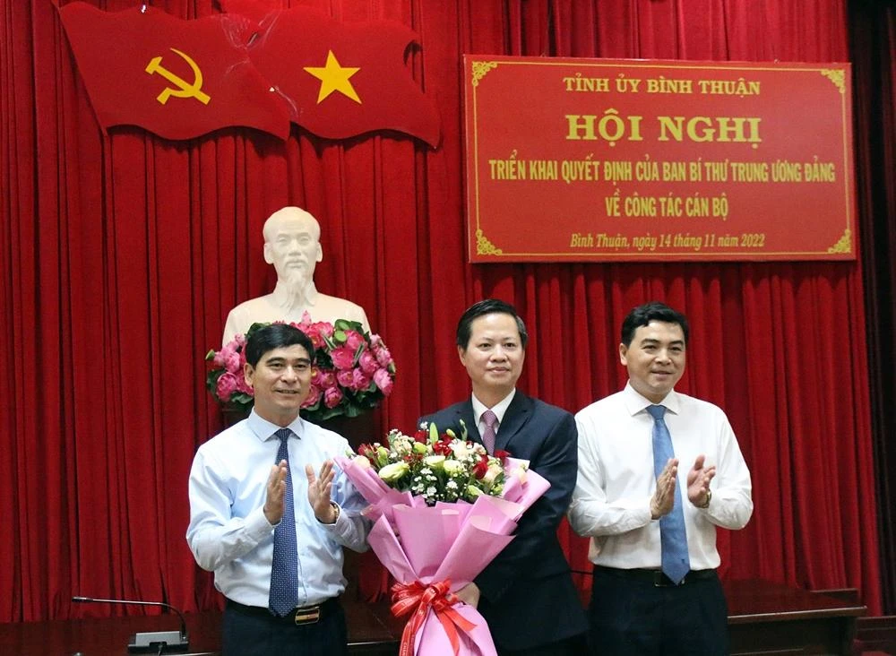 Ông Dương Văn An (trái), Bí Thư Tỉnh ủy Bình Thuận và ông Nguyễn Hoài Anh, Phó Bí thư Tỉnh ủy tặng hoa chúc mừng ông Đoàn Anh Dũng hôm 14-11. Ảnh: NT bau-chu-tich-ubnd-binh-thuan