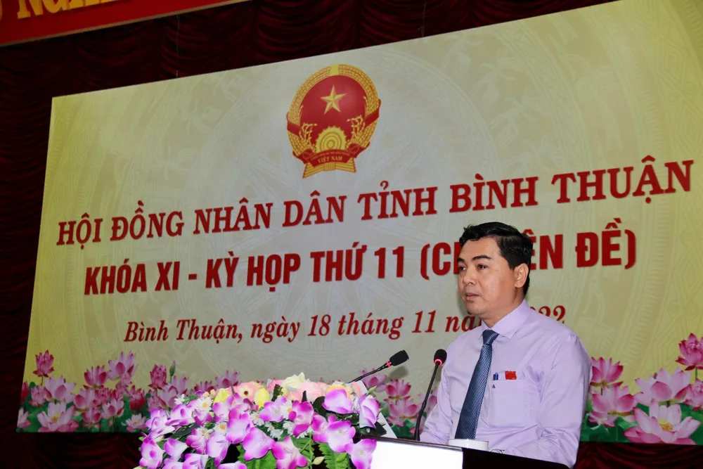 Ông Nguyễn Hoài Anh, Chủ tịch HĐND tỉnh Bình Thuận đọc tờ trình giới thiệu. Ảnh: NT bau-chu-tich-ubnd-binh-thuan