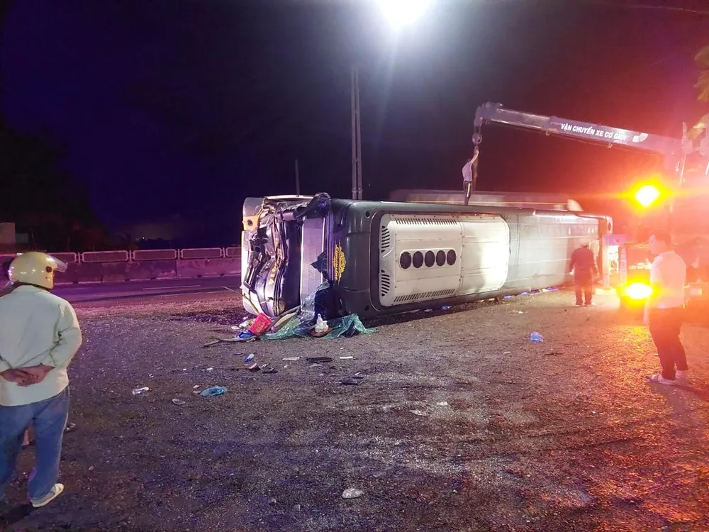 Trời mưa, đường trơn, lái xe xử lý kém nên tự gây tai nạn. Ảnh: PĐ tai-nan-lat-xe-o-binh-thuan