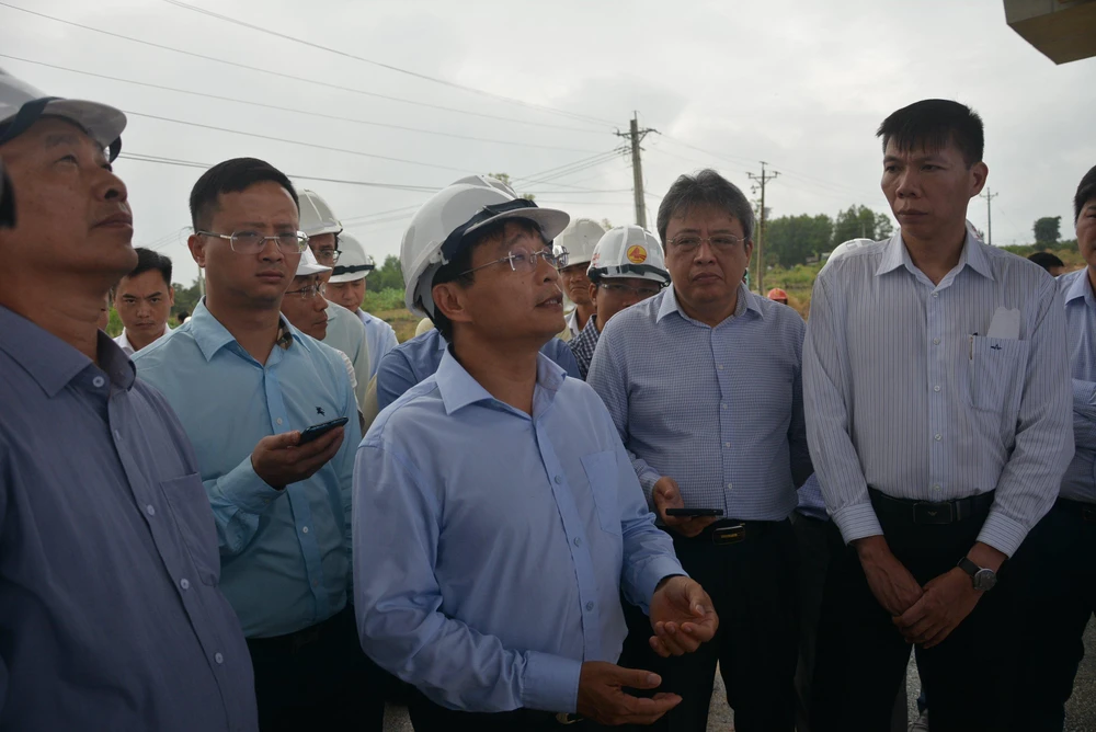 Bộ trưởng sốt ruột trước việc chậm tiến độ thi công. Ảnh AK.