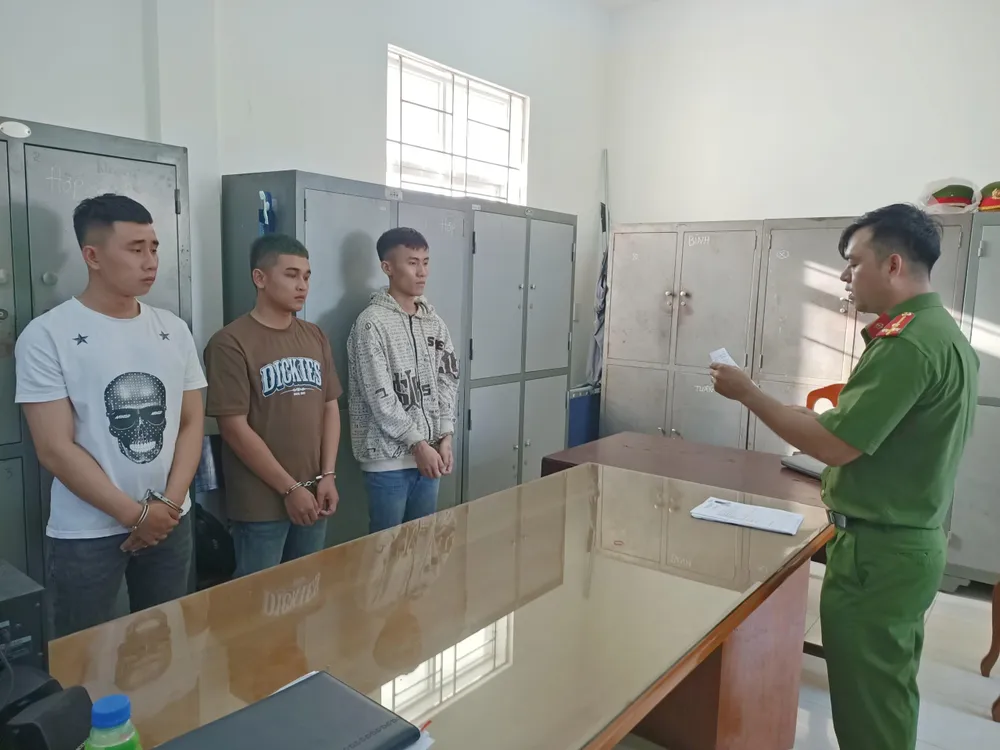 Cảnh sát công bố lệnh bắt giam. Ảnh CA.