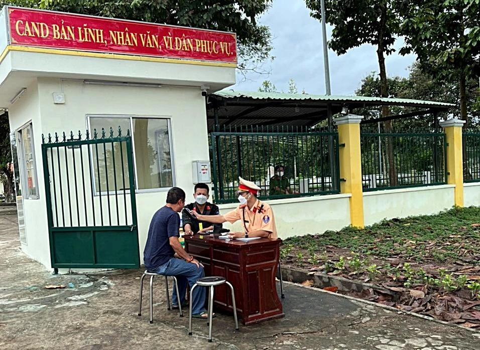 CSGT kiểm tra ma túy lái xe tại Trạm CSGT Hàm Tân. Ảnh PĐ.