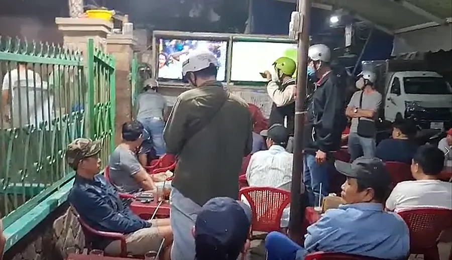 Cảnh sát bắt quả tang điểm cá độ bóng đá tại phường Hưng Long, Phan Thiết đêm 30-11. Ảnh cắt từ camera.