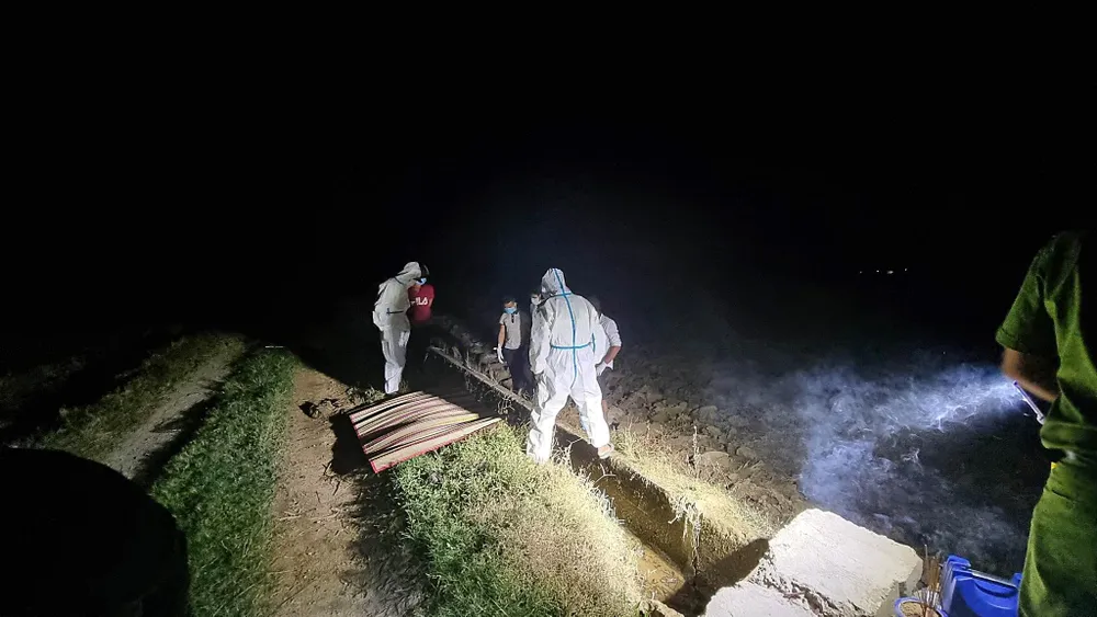 Cơ quan điều tra khám nghiệm hiện trường. Ảnh PĐ.