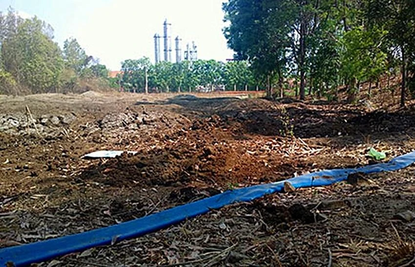 Ống mềm chụp bên hông nhà máy chụp năm 2014. Ảnh: PHƯƠNG NAM