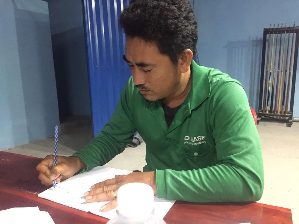 Nguyễn Minh Thanh ký vào biên bản bị bắt giữ quả tang. Ảnh PĐ.