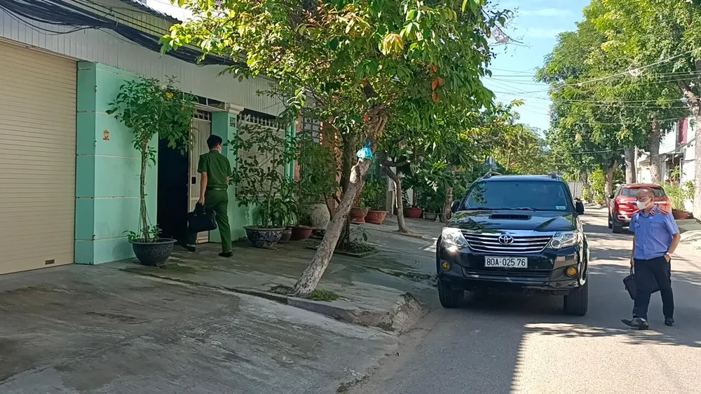 Khám xét nhà riêng ông Nguyễn Văn Phong. Ảnh PĐ.