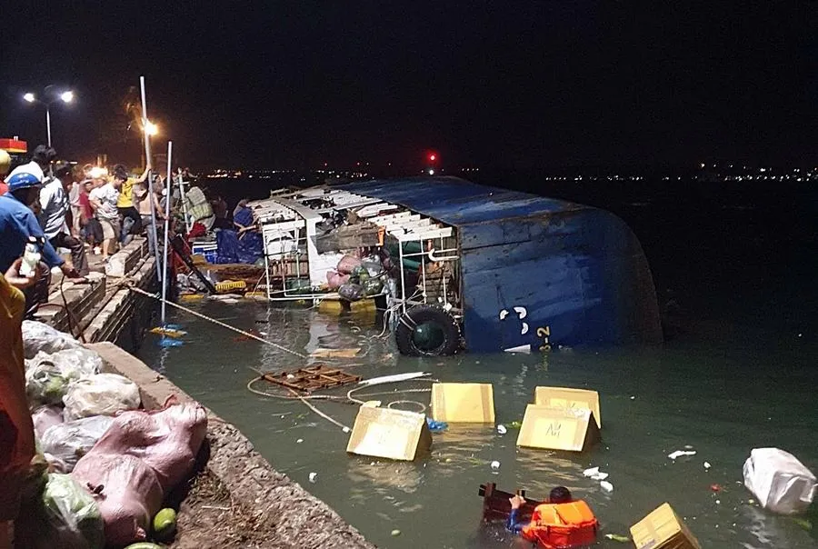 Các cơ quan chức năng đang triển khai ứng phó sự cố tràn 2 tấn dầu D.O trên tàu. Ảnh PĐ.